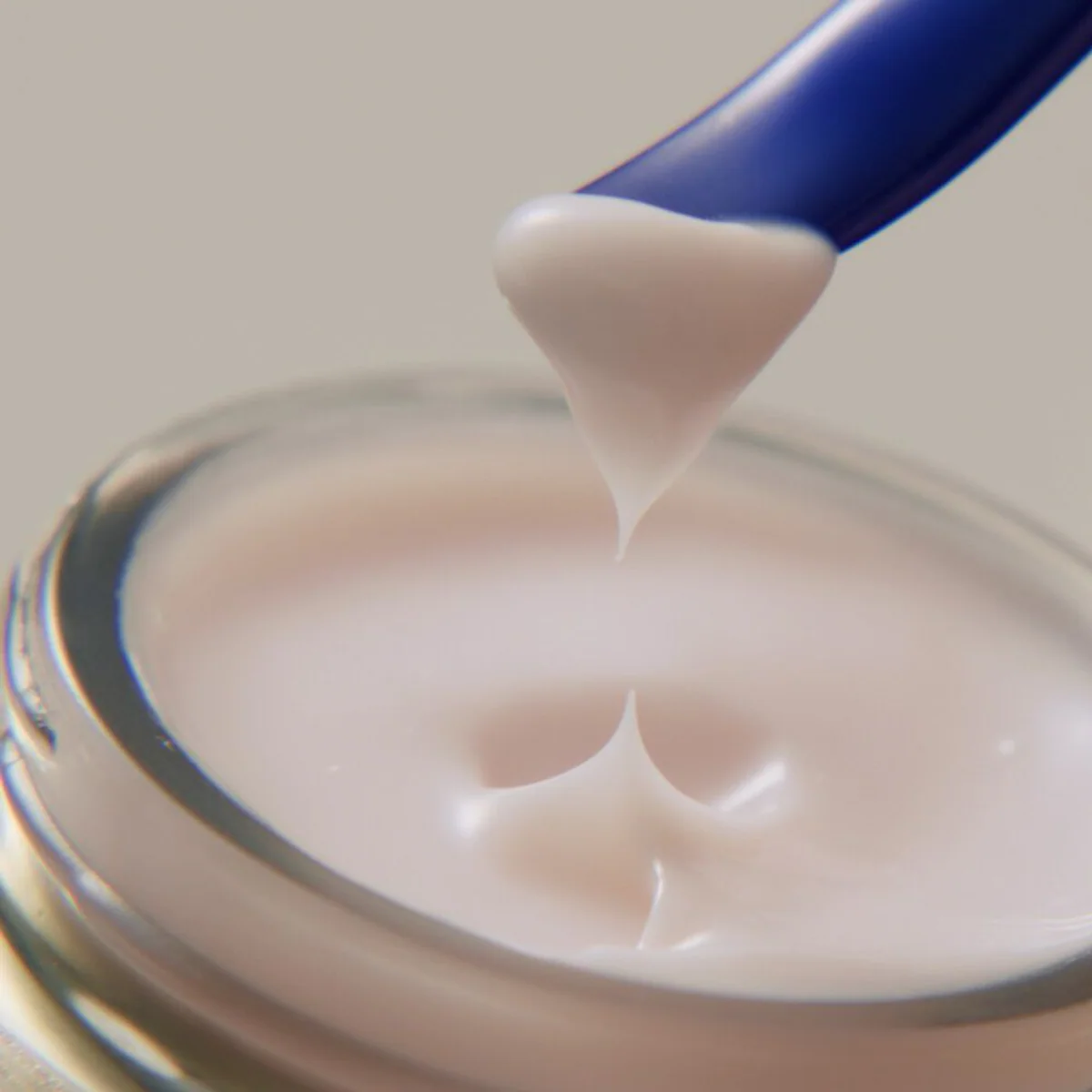 کرم دور چشم شیسیدو SHISEIDO Vital Perfection Uplifting and Firming Advanced Eye Cream حجم 15 میلی‌لیتر؛ نمای تکمیلی 3