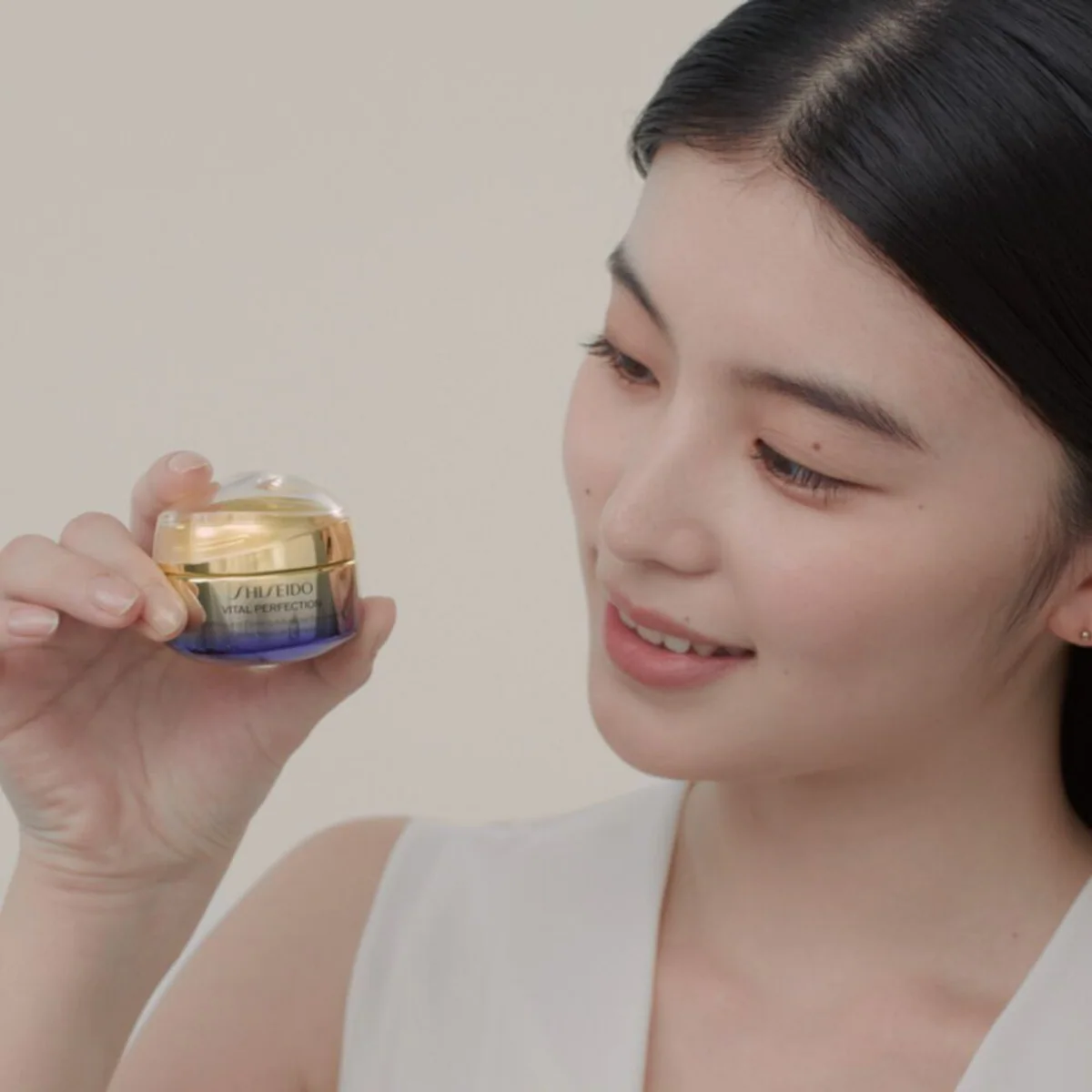 کرم دور چشم شیسیدو SHISEIDO Vital Perfection Uplifting and Firming Advanced Eye Cream حجم 15 میلی‌لیتر؛ نمای تکمیلی 4